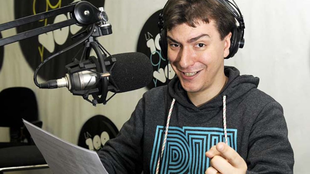 Multipersonajes. Ariel Tarico, de 30 años, al aire de No está todo dicho de FM La 100.