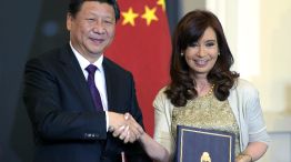 Xi Jinping saluda a su par argentina Cristina Fernández de Kirchner durante la firma de convenios