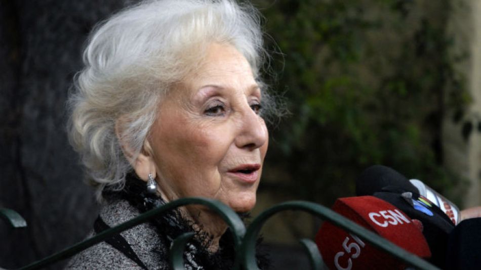 La presidenta de Abuelas de Plaza de Mayo, Estela de Carlotto, quien ayer recuperó a su nieto Guido, salió a hacer declaraciones a la prensa.