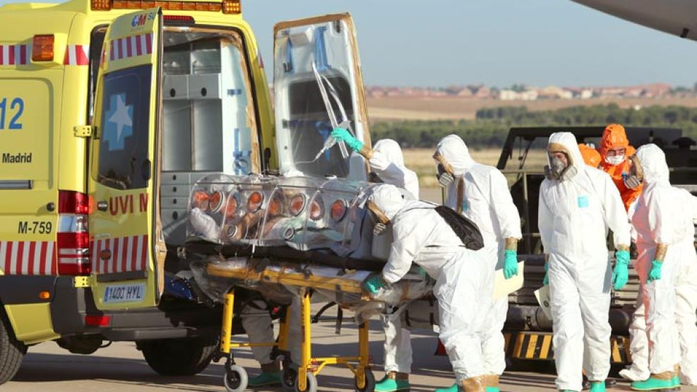 El sacerdote fue atendido por personal con ropa protectora y máscaras y fue trasladado en cápsulas transparentes para prevenir el contagio.