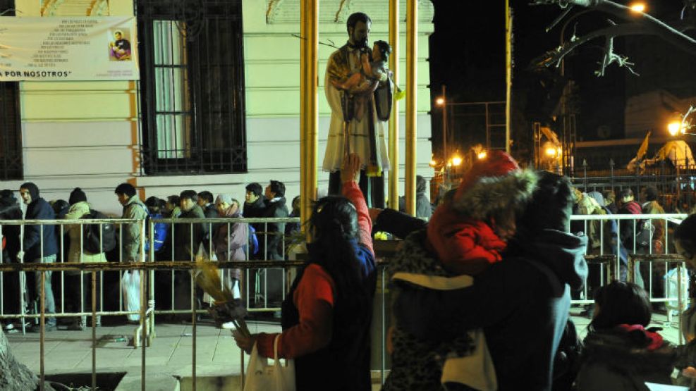 Miles de fieles se congregan en el santuario de San Cayetano, en el barrio de Liniers desde la medioanoche.