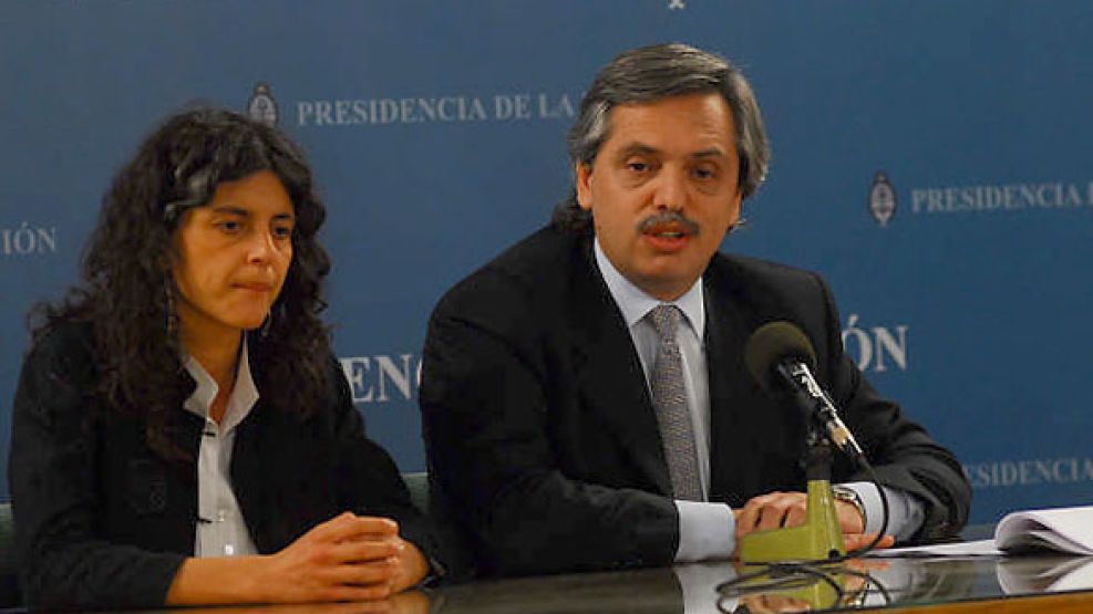 Alberto Fernández con la exfuncionaria en 2007, cuando aún la defendía.