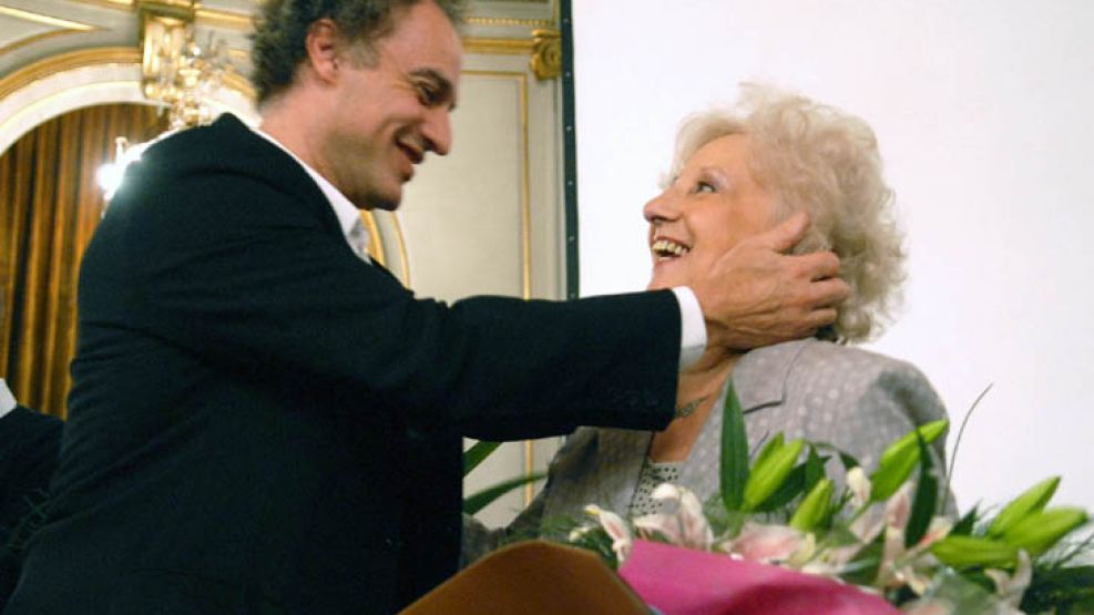 Aníbal Ibarra saluda a Estela de Carlotto en julio de 2008, cuando la titular de Abuelas de Plaza de Mayo fue declarada ciudadana ilustre de Buenos Aires.