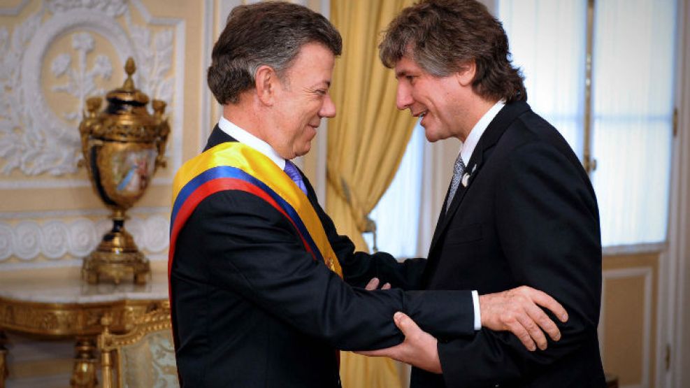 Lejos de los problemas judiciales, el vicepresidente Boudou viajó a Colombia para asistir a la asunción presidencial de Santos.