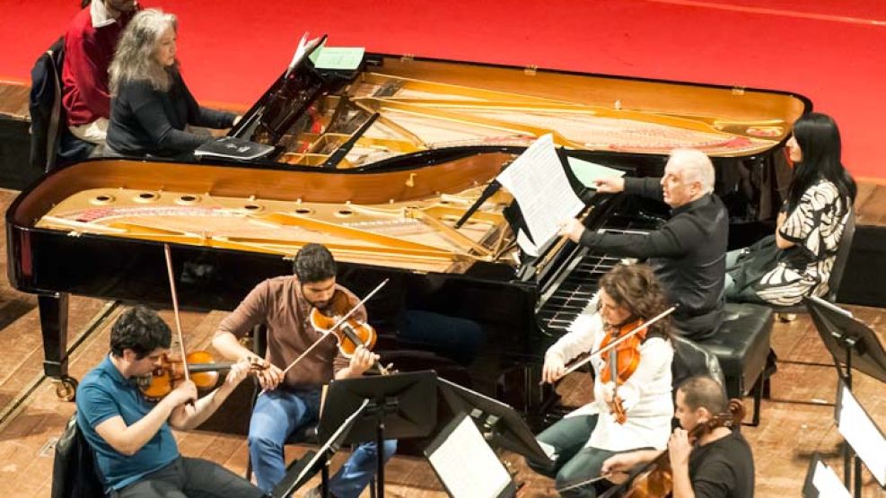 Batuta: Barenboim dirigió y pensó todos los aspectos del hecho artístico del encuentro con Argerich y Les Luthiers. La gestión de Pedro García Caffi y Lino Patalano ayudó a esta mágica realización en 