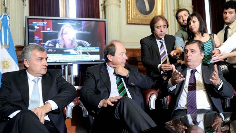 Embestida. Morales y Sanz, senadores de la UCR, junto al diputado radical Mario Negri.