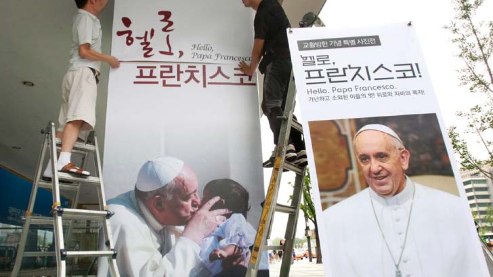 Expectativa. Seúl se prepara para la tercera visita de un Papa en su historia. Imágenes del Pontífice empapelan las calles.