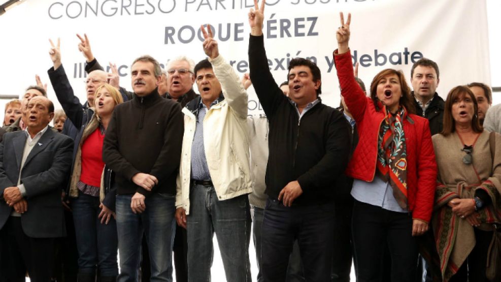 El titular del PJ bonaerene, Fernando Espinoza junto al ministro de Defensa, Agustín Rossi, durante el Congreso del PJ al cual faltaron muchos de los grandes nombres del kirchnerismo