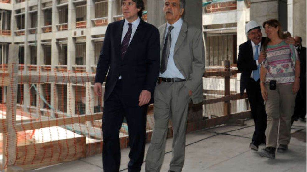 Amado Boudou y Julio De Vido, denunciados por defraudación en las obras del Plan Federal de Viviendas.