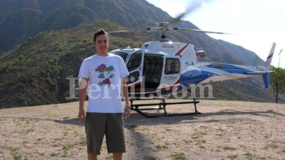 Luciano Beder Herrera posando con el helicóptero oficial