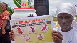 Campaña. Una voluntaria en Liberia exhibe los métodos para prevenir el contagio del letal virus.