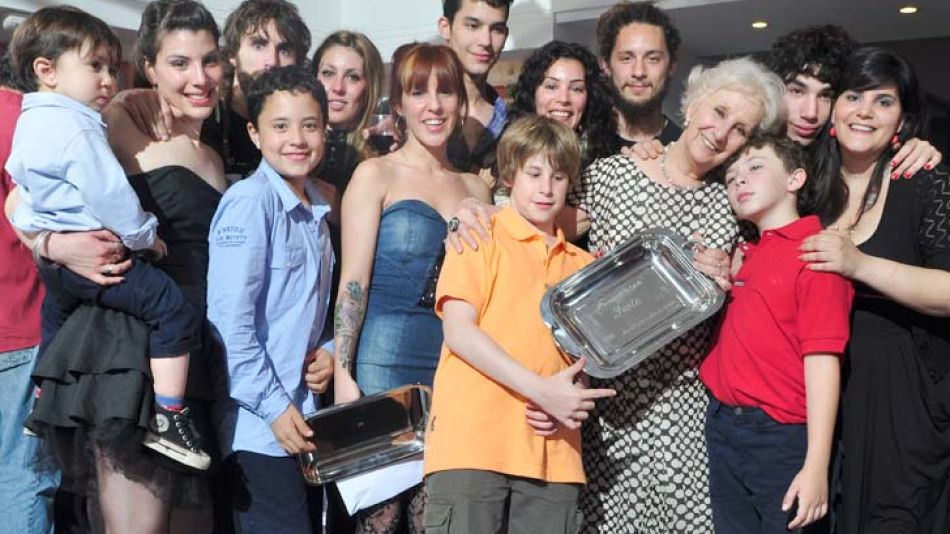 Multitud. Los trece nietos de Estela posan con ella en la fiesta de su cumpleaños de 80. Le entregaron el “Premio Nobel de la Pasta”, reivindicando su estofado y los encuentros de los domingos.