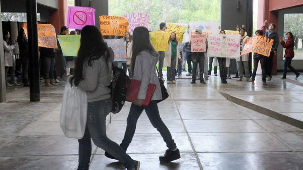 Crisis. La huelga comenzó en mayo y se flexibilizó en las escuelas medias que dependen de la UNT.