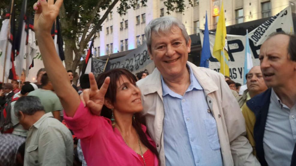 La exdiputada junto al legislador Carlos Kunkel en una marcha.