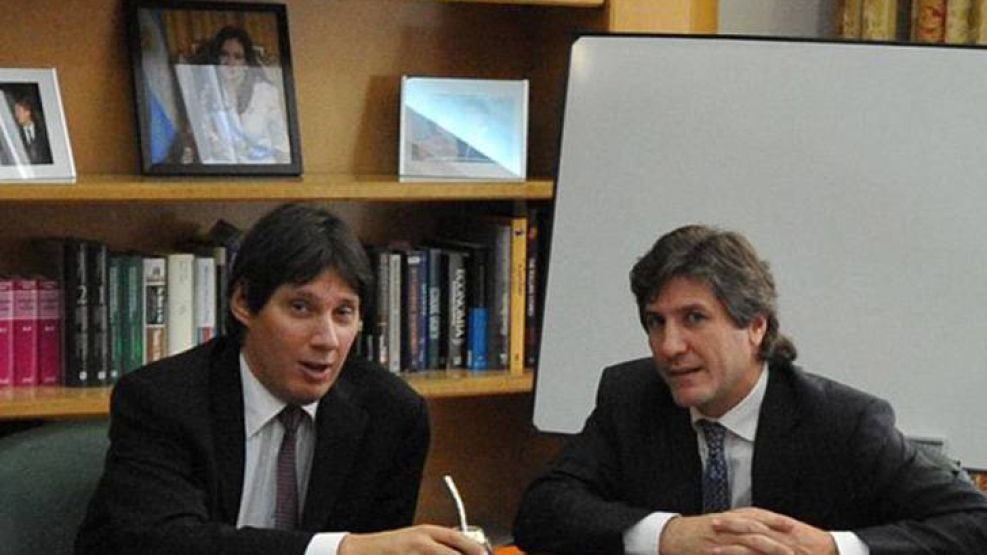 Amado Boudou junto a Guido Guidi, propietario de la concesionaria que vendió los 19 automóviles, en una reunión previa a la compra.