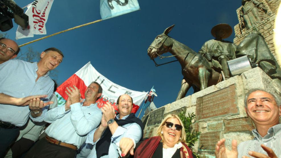 Elisa Carrió, Hermes Binner, Julio Cobos y Ernesto Sanz homenajearon a José de San Martín en Mendoza.