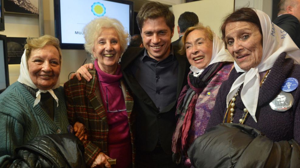 Otro clima. Axel Kicillof sonríe junto a Estela de Carlotto y Madres de Plaza de Mayo.