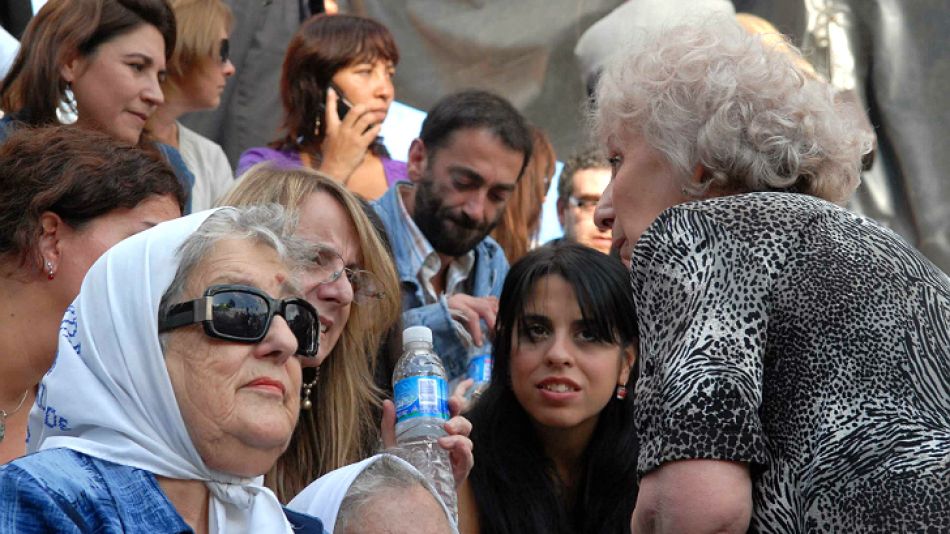 Carlotto durante un saludo a Bonafini en 2008, durante un acto K. Son pocas las veces que se cruzaron ambas referentes de derechos humanos.