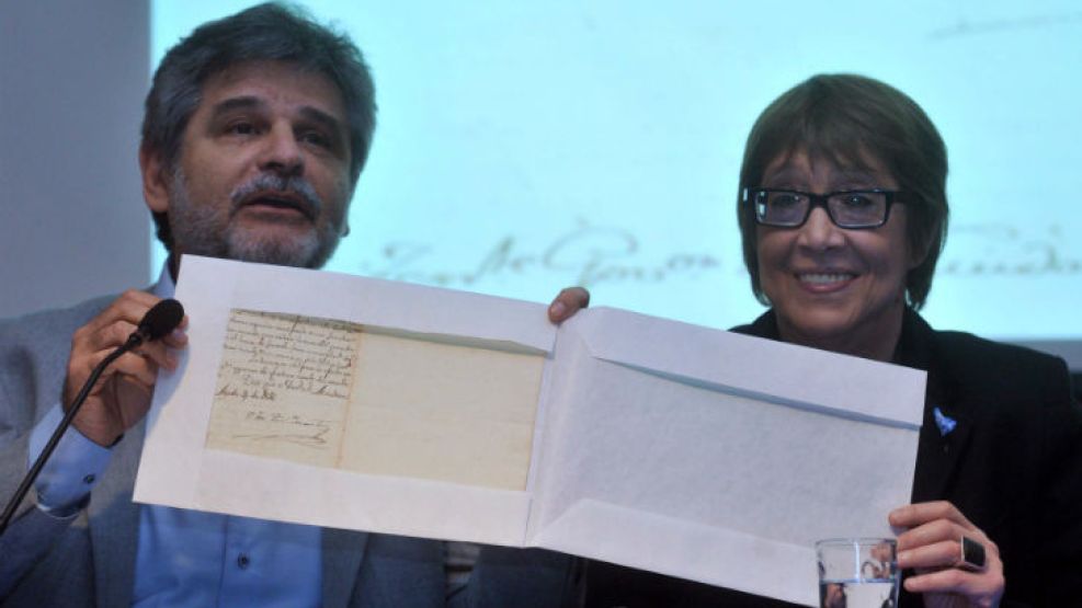 Daniel Filmus y Teresa Parodi fueron los encargados de presentar el escrito de San Martín.