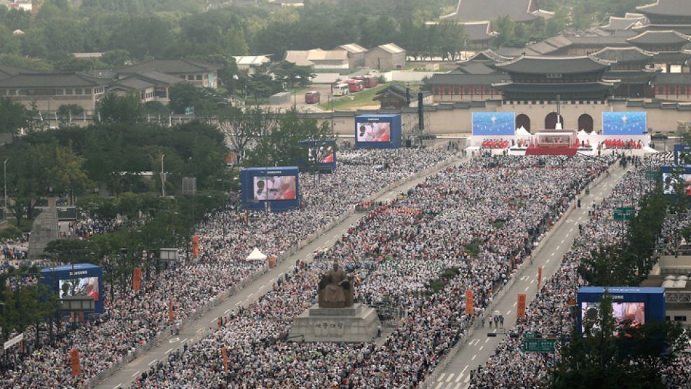 Mensaje. Tras un baño de multitudes en la capital surcoreana, el Papa visitó un memorial a “niños no nacidos”.