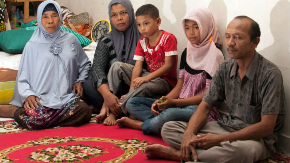 El matrimonio Septi y Jamaliah Rangkuti con la madre adoptiva de su hija recuperada y la mujer que la crió durante 10 años en Meulaboh.