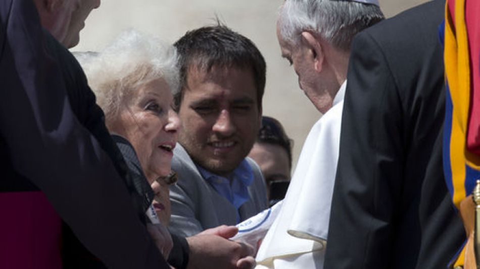 Visita. En abril de 2013, Carlotto le pidió a Francisco que instruya a la Iglesia argentina a abrir sus archivos. 