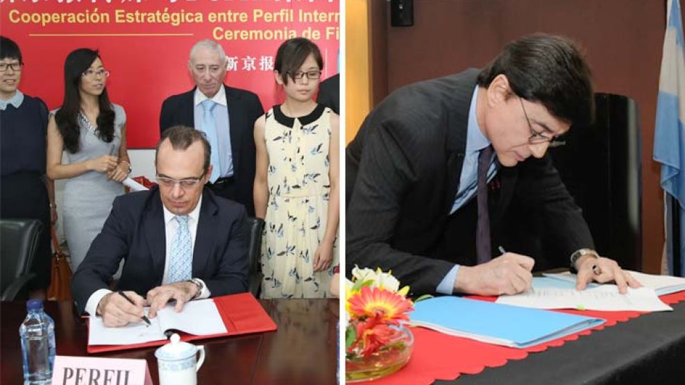 En Beijing y Buenos Aires se firmó el primer Acuerdo de Cooperación editorial con China. El director de Perfil China, Sergio Spadone, y Jorge Fontevecchia ponen su rúbrica.