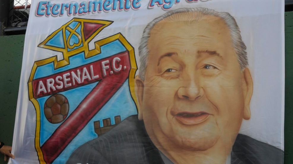 Por siempre juntos. Arsenal y Julio Grondona, inseparables. En el club que fundó le rinden devoción. La cancha lleva su nombre. Y las banderas reconocen al benefactor.