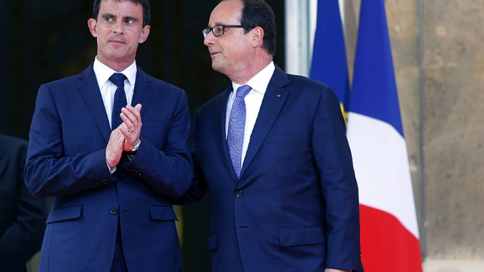 El primer ministro renunciante Valls (izq), junto al presidente Hollande.