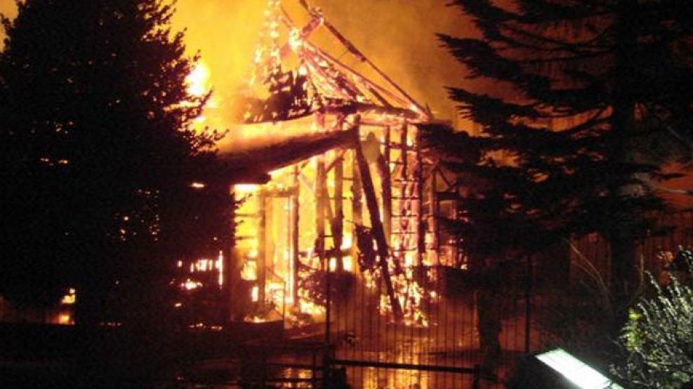 La estructura de la capilla, conformada en madera y tejuelas, favoreció la "rápida combustión", explicaron desde el cuerpo de Bomberos.