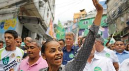 En campaña. La candidata opositora recorrió ayer la emblemática favela Rocinha en Río de Janeiro, acompañada por el ex futbolista y candidato a senador Romário.