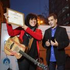 La cantante española Rosana, en la foto junto a Cristian Ritondo. fue declarada Huésped de Honor en la legislatura porteña.