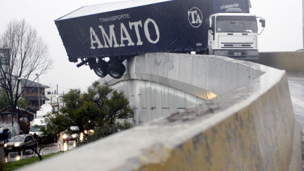 El camión de la empresa AMATO quedó suspendido en el puente.