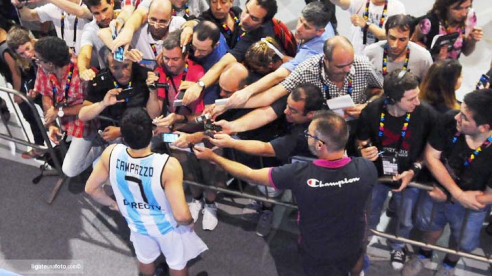 Hay que acostumbrarse. Campazzo ante la marea de periodistas. Fue figura en Peñarol y ahora jugará en el Real Madrid, donde tendrá como compañero a Chapu Nocioni.