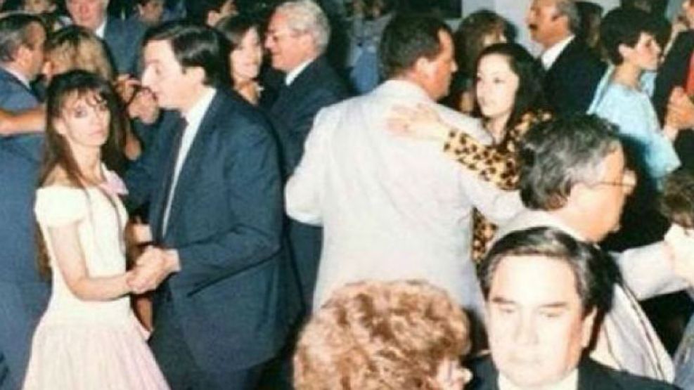 La imagen muestra a la presidenta bailando junto a Néstor en Río Gallegos.