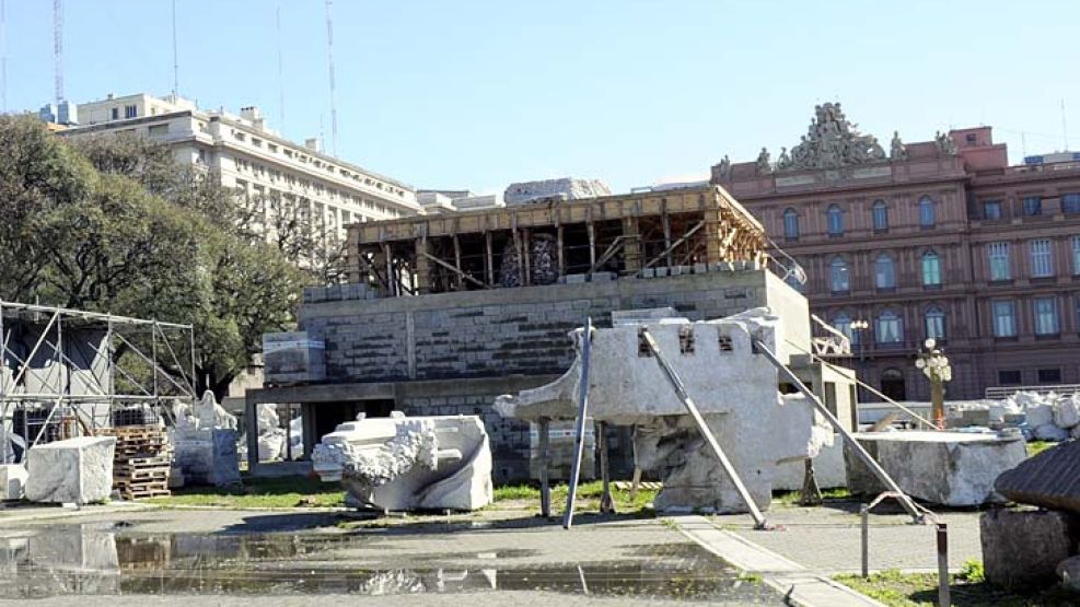 Nuevo pedestal. Está en plena construcción. Es de ladrillos de carbonilla y hormigón armado.