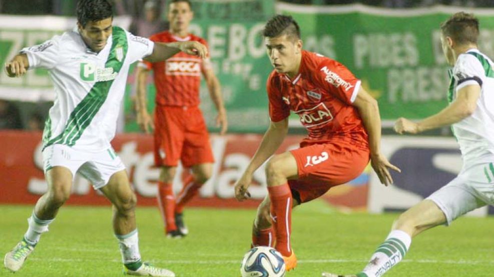 Zurdo. Villalba domina el balón ante Erviti y Noir. El lateral fue como su equipo: sufrió al principio y después se acomodó.