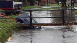 La Panaermicana sufrió importantes inundaciones, una de las cuales provocó la caída de un auto en un arroyo.