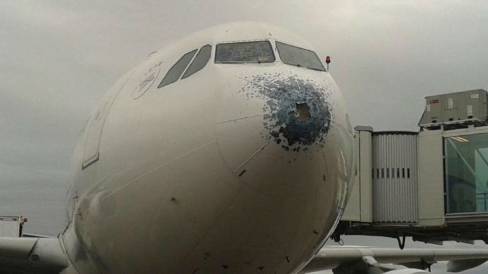 El granizo provocó daños en el parabrisas y la nariz del aeroplano.