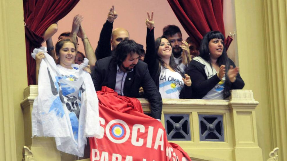 Militantes kirchneristas presentes en el recinto abuchearon e insultaron a Elisa Carrió, Darío Giustozzi, y otros diputados opositores.