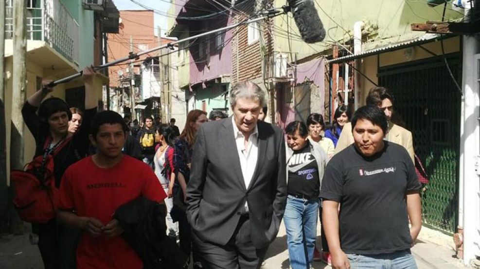 Víctor Hugo Morales se desplazó hasta la villa 31 para grabar su programa televisivo en el asentamiento de Retiro.