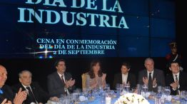 NO APLAUDE. Méndez (segundo de la izquierda), el miércoles pasado en la cena oficial en Tecnópolis, junto a la Presidenta.