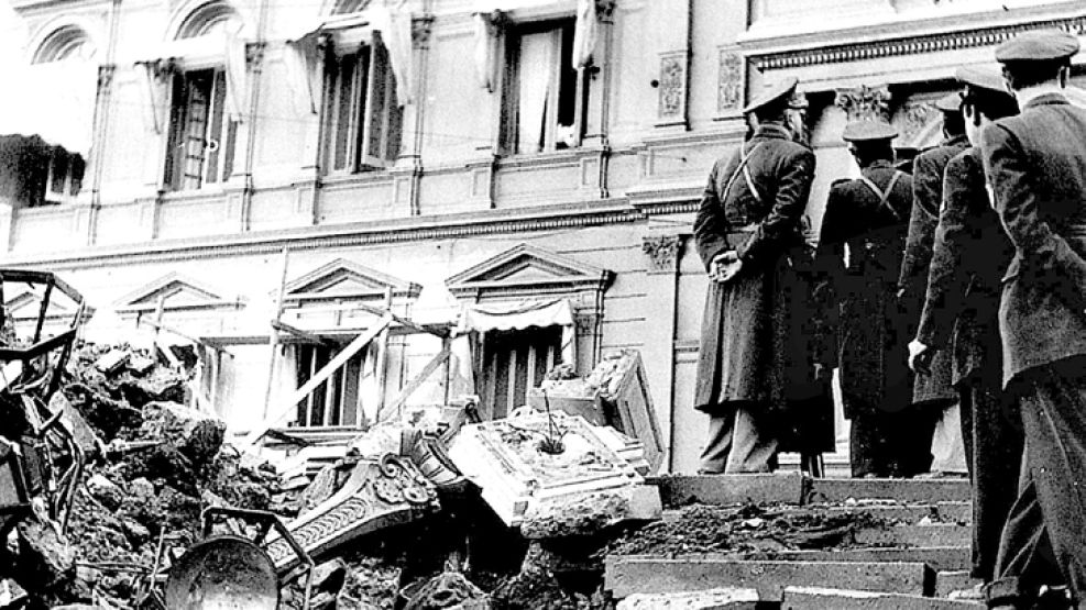 Escenas. Los bombardeos a Plaza de Mayo por aviones de la Marina, en junio de 1955 (arr.); Perón en su salida del poder en septiembre (centro) y los soldados apostados en las esquinas de la ciudad de 