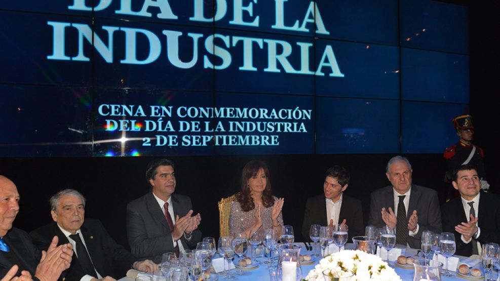 NO APLAUDE. Méndez (segundo de la izquierda), el miércoles pasado en la cena oficial en Tecnópolis, junto a la Presidenta.