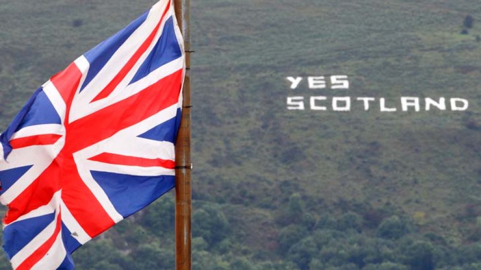 Contrastes. La bandera del Reino Unido aún flamea en los campos escoceses.