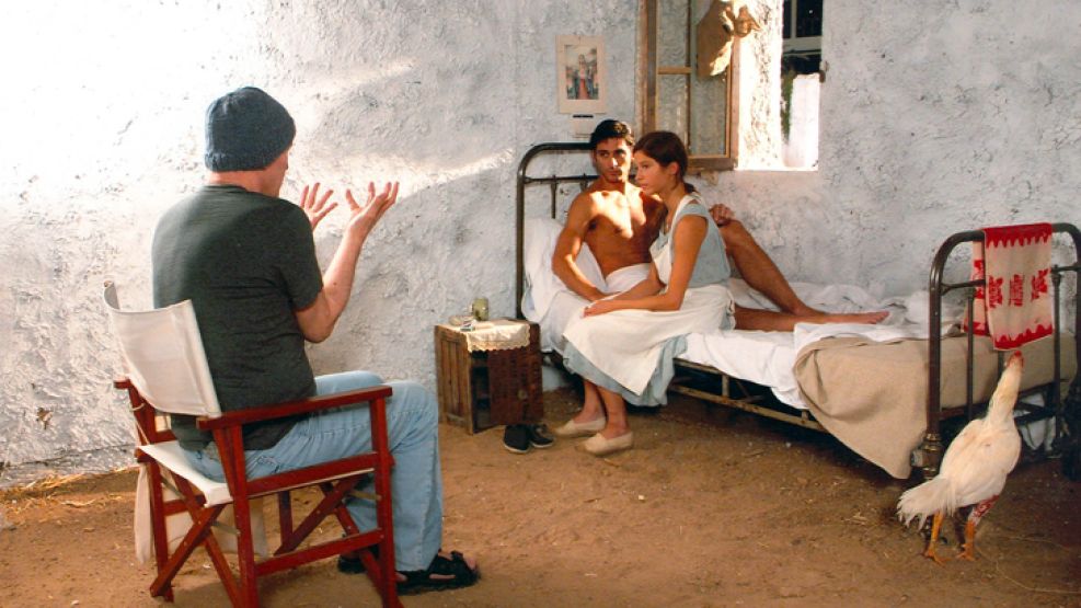 Momentos. A la izquierda, Leonardo Favio, Hernán Piquín y Natalia Pelayo durante la filmación de Aniceto (2008). Arriba, el director junto a Federico Luppi, durante el rodaje de Este es el romance del