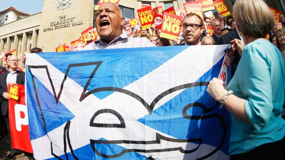 Recta final. Los militantes a favor y en contra de la separación del Reino Unido se mezclan en las marchas en Glasgow, donde los ciudadanos votarán el jueves.