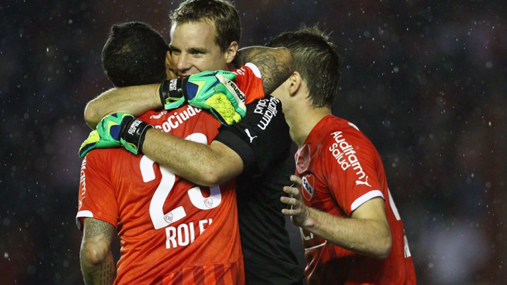 Rodrigazo. El arquero de Independiente entró en los libros: hizo dos goles de penal, ambos definidos con precisión y mente fría. 