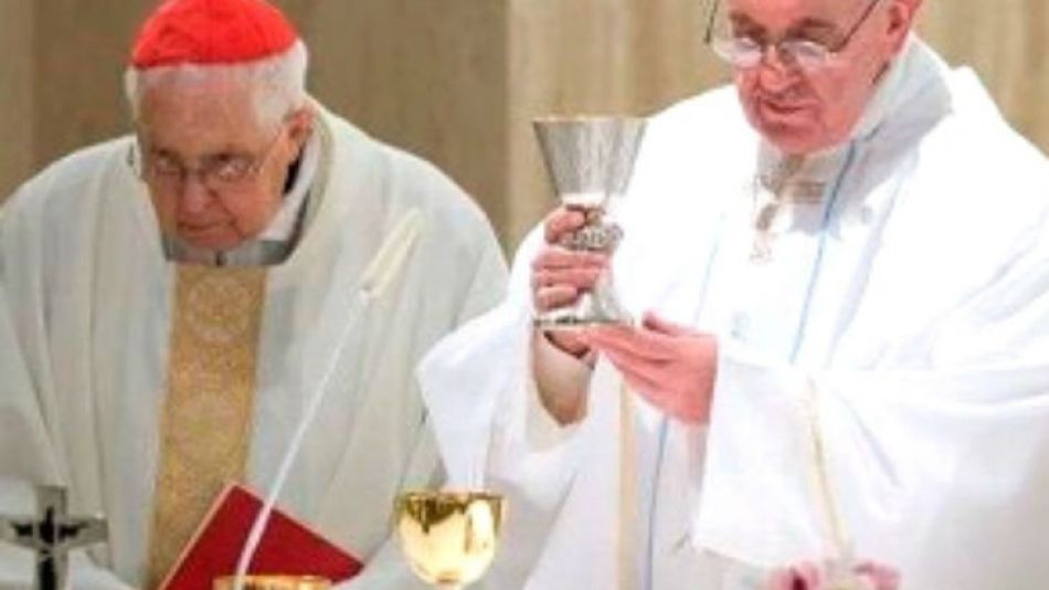 Jorge Mejía junto al Papa Francisco.