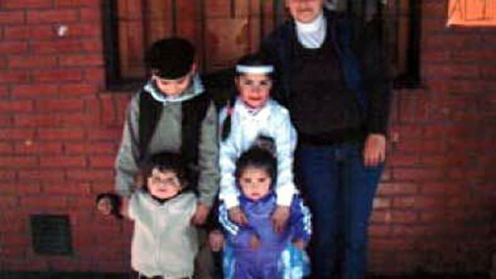 Cintia Carrasco junto a sus hijos.